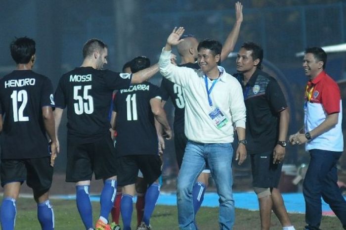 Pelatih Arema, Joko Susilo, merayakan gol bersama para pemainnya di laga Piala Jenderal Sudirman.