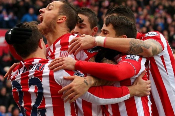 Para pemain Stoke merayakan gol yang dicetak Marko Arnautovic ke gawang Manchester City di Stadion Britannia pada 5 Desember 2015.