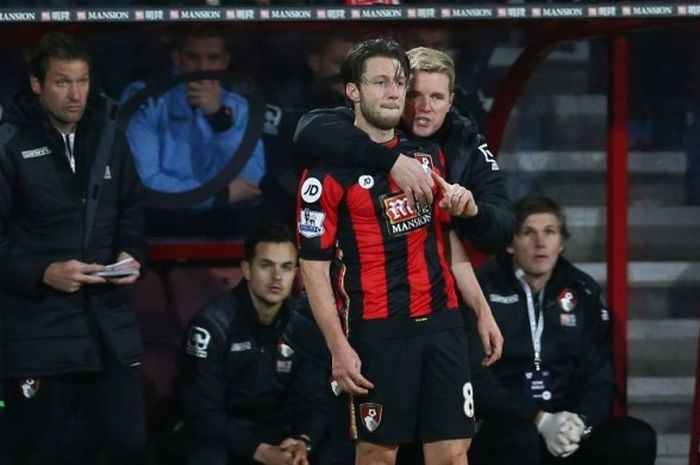 Manajer Bournemouth, Eddie Howe, memeluk Harry Arter saat sang gelandang mendekat area teknis di laga kontra Man United di Vitality Stadium pada 12 DEsember 2015.