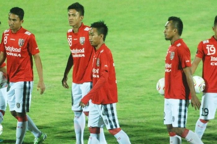 Para pemain Bali United, termasuk Hendra Sandi (nomor 19) seusai laga Piala Jenderal Sudirman