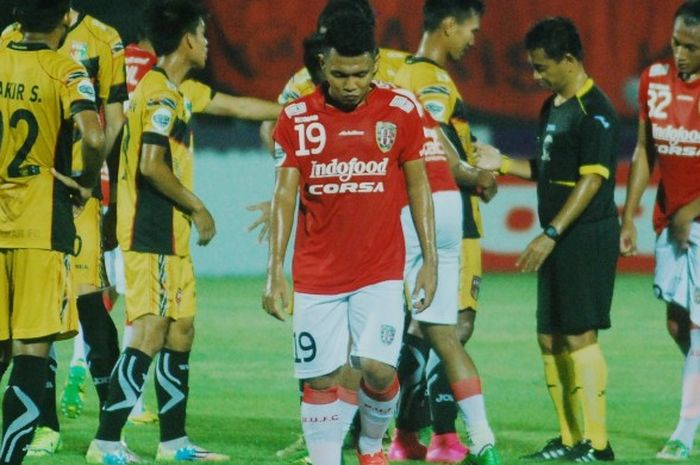 Gelandang Bali United, Hendra Sandi Gunawan, tertunduk lesu usai kalah dari Mitra Kukar pada laga kedua penyisihan Grup B Piala Jenderal Sudirman, Jumat (20/11/2015). 