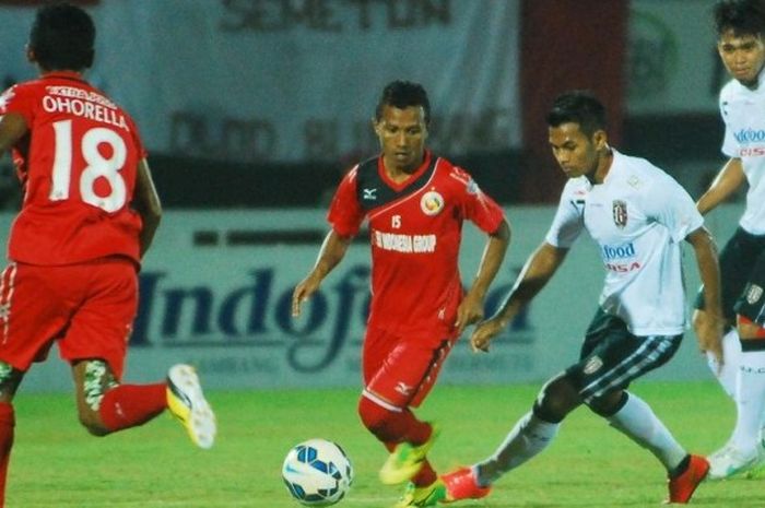 Pemain Semen Padang, Hendra Bayauw (tengah), dalam pertandingan lanjutan Grup B Piala Jenderal Sudirman menghadapi Bali United di Stadion I Wayan Dipta, Gianyar, Bali, pada Kamis (26/11/2015).