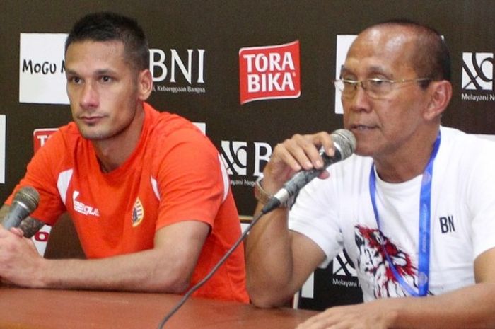 Bambang Nurdiansyah (kanan) dan Raphael Maitimo dalam konferensi pers Persija setelah pertandingan Grup A Piala Jenderal Sudirman menghadapi Sriwijaya FC di Stadion Kanjuruhan, Malang.