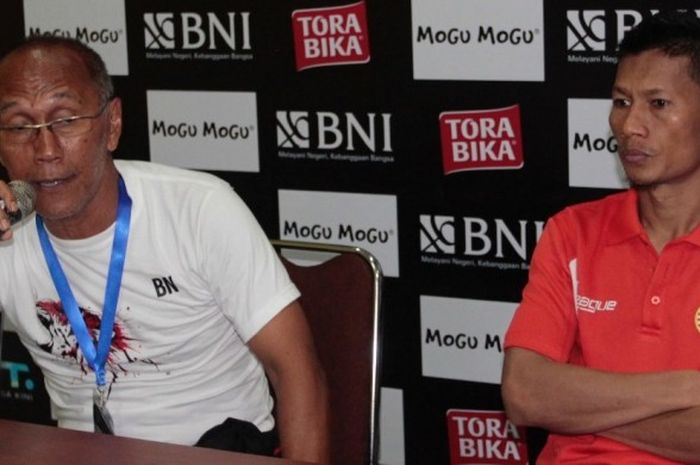 Pelatih Persija Jakarta, Bambang NUrdiandsyah, dan bek ismed Sofyan. 