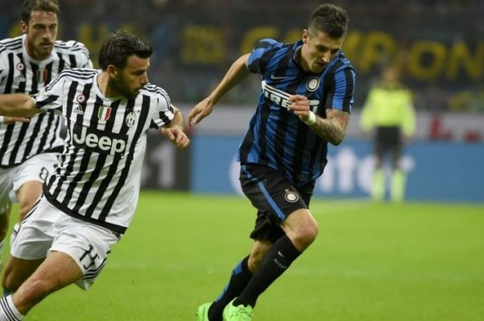 Bek Juventus, Andrea Barzagli, beradu sprint dengan penyerang Inter Milan, Stevan Joventic, pada laga Inter vs Juventus di Giuseppe Meazza pada 18 Oktober 2015.