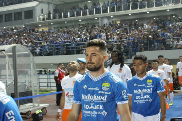 Jonathan Bauman berjalan memasuki Gelora Bandung Lautan Api saat Persib menjamu Borneo FC (21/4/2018) 