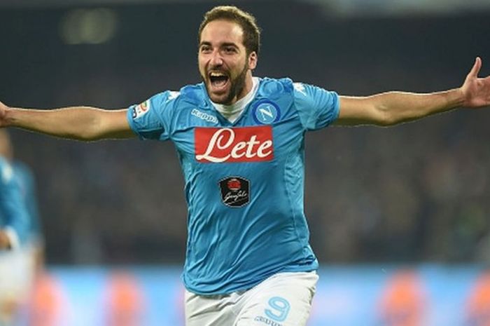 Bomber Napoli, Gonzalo Higuain, merayakan gol pembuka saat timnya menjamu Inter Milan dalam lanjutan Serie A di stadion San Paolo, Naples, Italia, 30 November 2015.