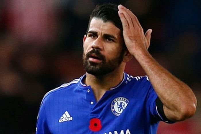 Striker Chelsea, Diego Costa, bereaksi setelah gagal mencetak gol kontra Stoke City pada 7 November 2015.