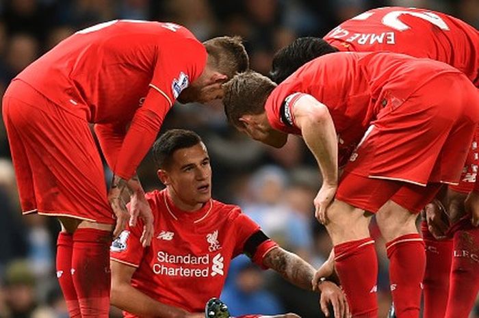 Para pemain Liverpool mengelilingi Philippe Coutinho yang cedera pada laga kontra Manchester City di Stadion Etihad, Sabtu (21/11/2015).