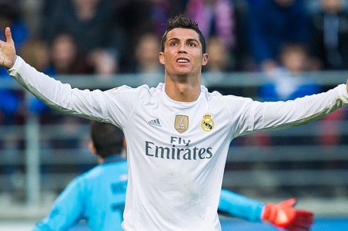 Reaksi Cristiano Ronaldo usai mencetak gol ke gawang Eibar saat Real Madrid menang 2-0 di Stadion Municipal de Ipurua, Minggu (29/11/2015) atau Senin dini hari WIB. 
