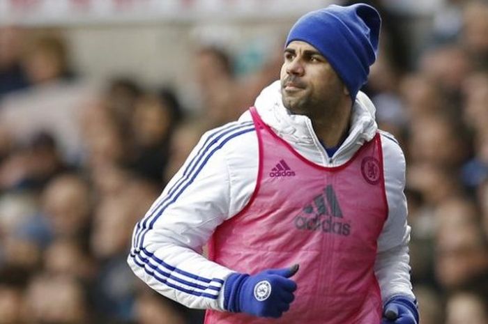 Diego Costa melakukan pemanasan dalam pertandingan Premier League versus Tottenham Hotspur, 29 November 2015.