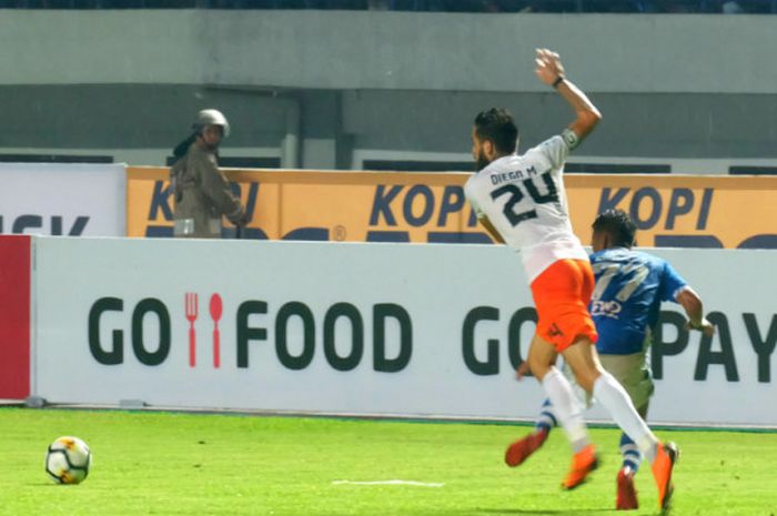 Kapten Borneo FC, Diego Michiels (putih) berhasil merebut bola dari pemain Persib Bandung, Ghozali Siregar.