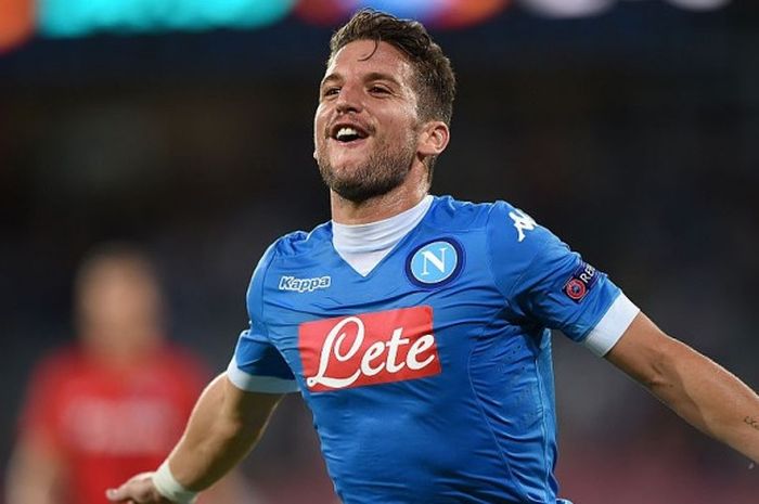 Dries Mertens saat melakukan selebrasi setelah mencetak gol di pertandingan Napoli melawan Legia Warsaw di partai pamungkas babak penyisihan Grup D Liga Europa, Kamis (10/12/2015) atau Jumat dini hari WIB. 