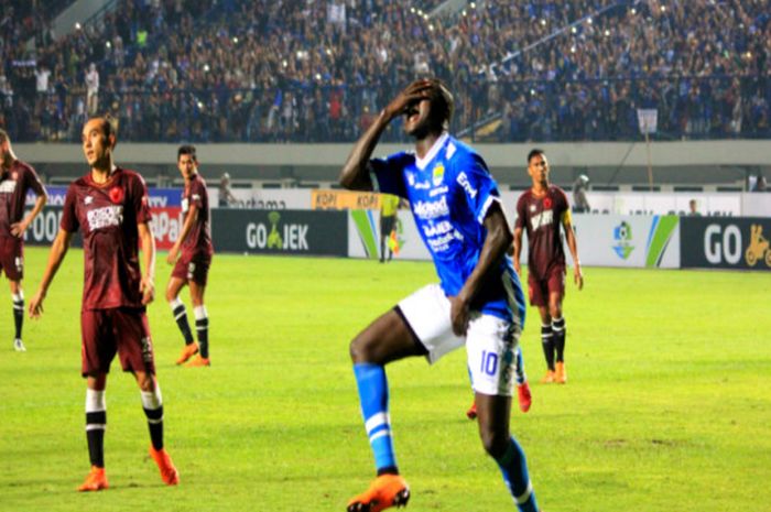 Selebrasi Ezechiel N'Douassel selepas membobol gawang PSM Makassar  di Gelora Bandung Lautan Api, Bandung (23/5/2018).