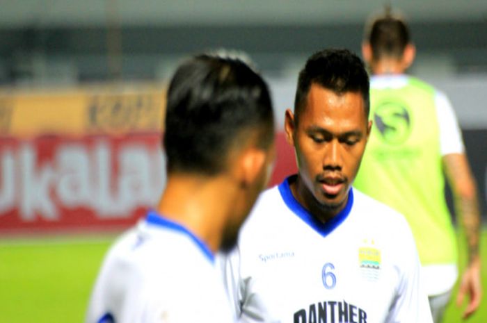  Bek kiri senior  Persib Bandung, Tony Sucipto saat melakukan pemanasan jelang laga kontra PSM di Gelora Bandung Lautan Api, Bandung (23/5/2018).