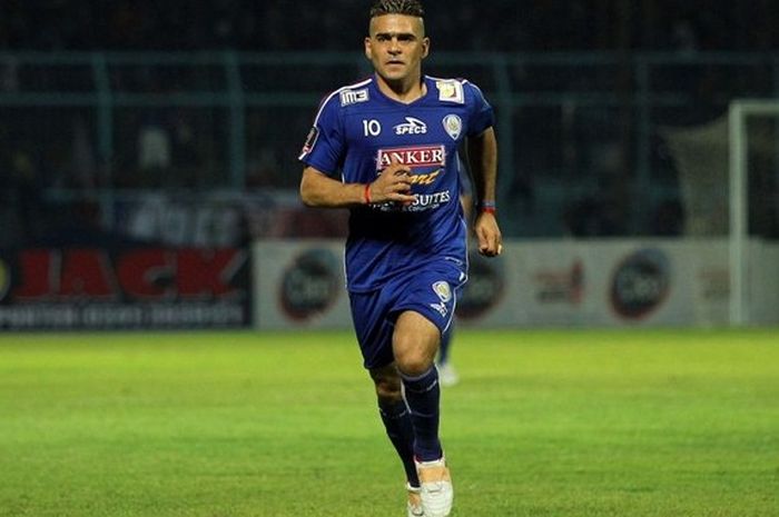 Penyerang Arema Cronus, Cristian Gonzales. 