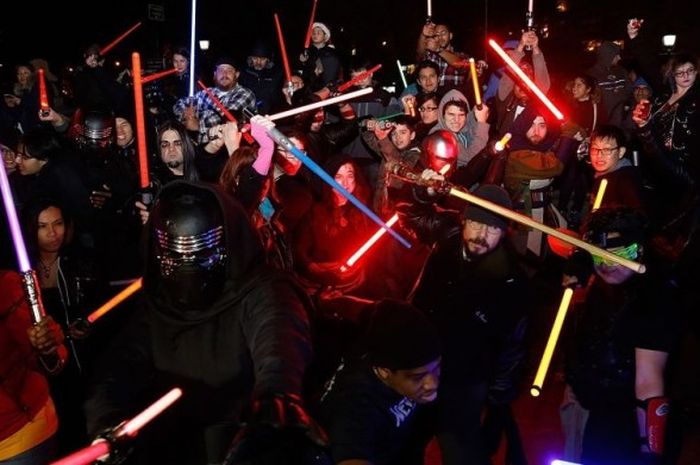 Para fans Star Wars bekumpul di Washington Square Park di New York pada 18 Desember 2015