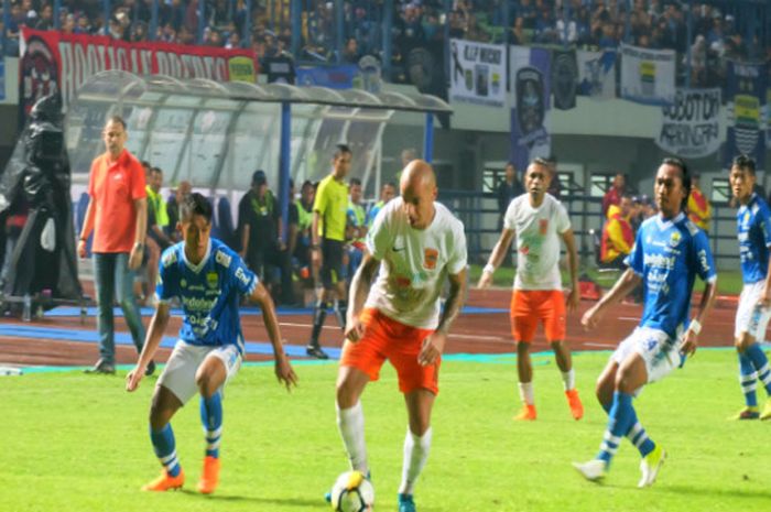 Pemain sayap Persib Bandung, Febri Hariyadi mencoba merebut bola dari gelandang Borneo FC, Julien Faubert, saat pertandingan kompetisi Liga 1 2018.