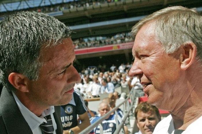 Jose Mourinho bercengkrama dengan Sir Alex Ferguson sebelum laga Community Shield antara Chelsea dan Manchester United di Wembley pada 5 Agustus 2007.