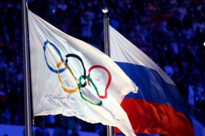 Bendera Olimpiade dan bendera Rusia ketika Olimpiade Musim Dingin 2014 digelar di Sochi, Rusia, 23 Februari 2014.