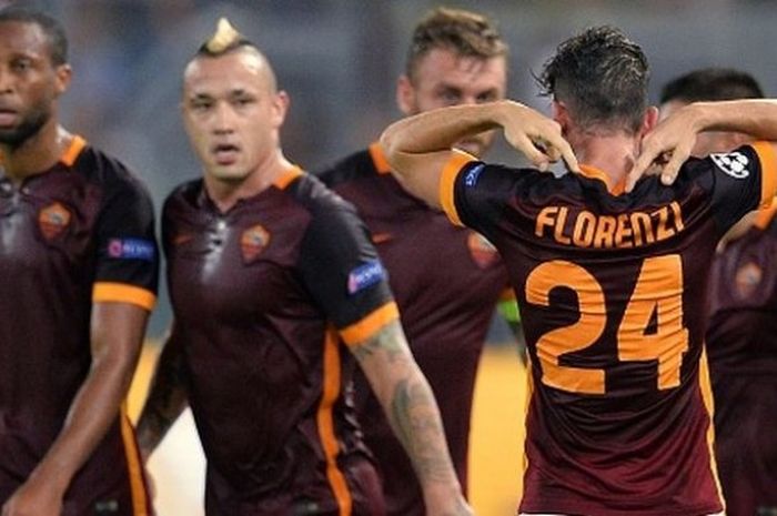  Gelandang AS Roma, Alessandro Florenzi, merayakan golnya ke gawang Barcelona pada laga Liga Champions, 16 September 2015. 