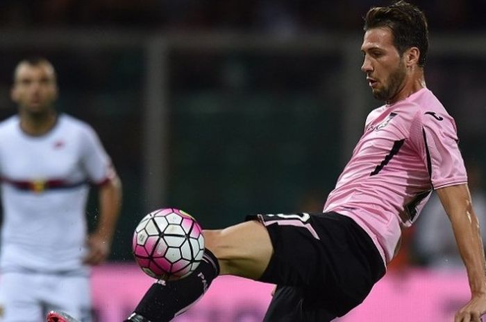 Pemain Palermo, Franco Vazquez, mengontrol bola saat laga lanjutan Serie A kontra Genoa di Stadion Renzo Barbera, 223 Agustus 2015.