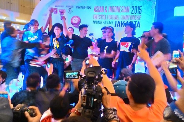 Suasana penganugerahan gelar juara di Asian & Indonesian Freestyle Football Championship.