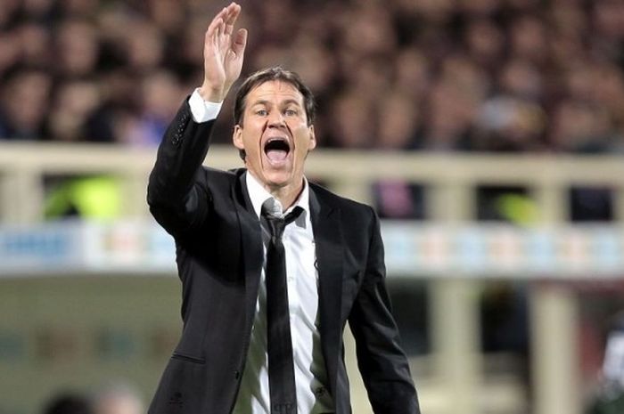 Pelatih AS Roma, Rudi Garcia, memberi instruksi kepada para pemainnya pada laga kontra Fiorentina di Stadion Artemio Franchi pada 19 April 2014.