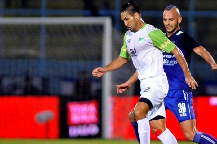 Gaston Castano beraksi bagi PBR kala melawan Arema di Piala Jenderal Sudirman