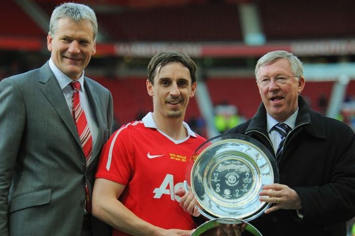 Gary Neville (tengah) saat dianugerahi penghargaan dari klub Manchester Unioted oleh Sir Alex Ferguson (kanan) dan David Gill dalam laga testimonium dirinya di Old Trafford pada 24 Mei 2011.
