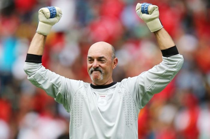 Mantan kiper Liverpool, Bruce Grobbelaar, saat ambil bagian di laga  Liverpool Legend menghadapi Kaizer Chiefs Legends di Moses Mabhida Stadium, Dyrban, Arfika Selatan, pada 16 November 2013.