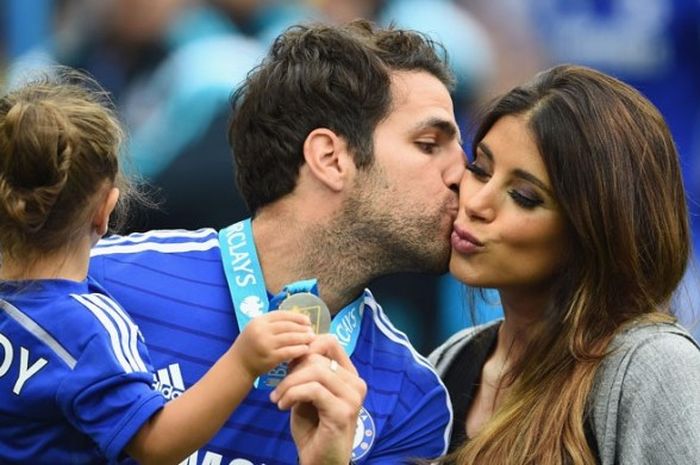 Cesc Fabregas, mencium pasangannya, Daniella Semaan, usai partai Chelsea Vs Sunderland di laga Premier League di Stamford Bridge, 24 Mei 2015. 