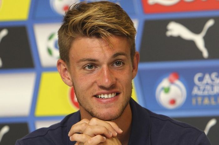 Daniele Rugani saat menjawab pertanyaan media pada konferensi pers usai latihan bersama tim nasional Italia U-21 di Appiano Gentile, Como, Italia, pada 4 Juni 2015.