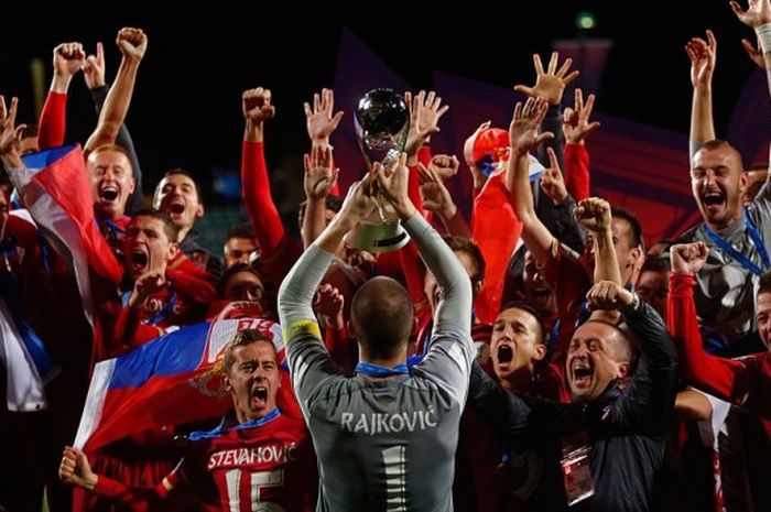 Pemain Sevilla merayakan keberhasilan memenangi Liga Europa seusai menundukkan Dnipro Dnipropetrovsk dalam laga final di Warsawa, Polandia, 27 Mei 2015.