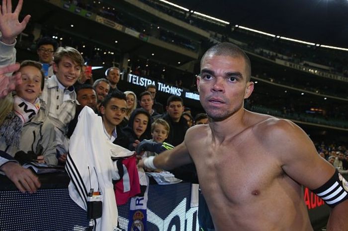 Bek Real Madrid, Pepe, saat menjumpai fans usai pertandingan pramusim 2015-2016 menghadapi AS Roma di Melbourne Cricket Ground, Melbourne, Australia, pada 18 Juli 2015.