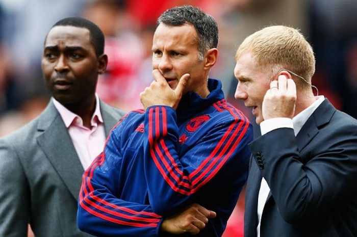 Ryan Giggs (tengah) bersama Andy Cole (kiri) dan Paul Scholes dalam pertandingan Premier League 2015-2016 antara Manchester United menghadapi Newcastle United di Old Trafford, Manchester, Inggris, pada 22 Agustus 2015.