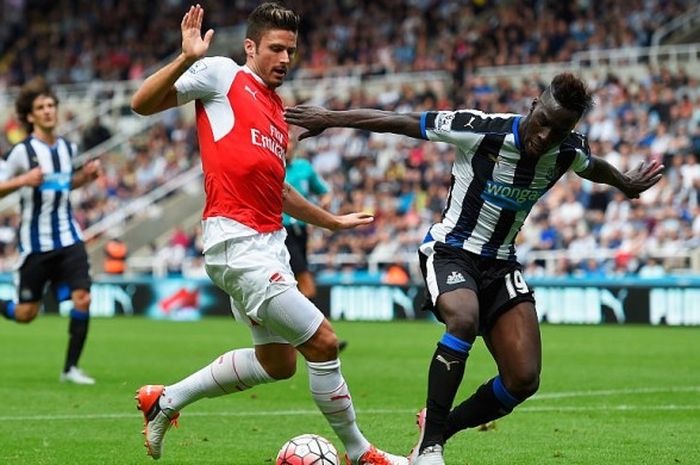 Olivier Giroud tengah berebut bola dengan Massadio Haidara di pertandingan Newcastle United vs Arsenal pada 29 Agustus 2015 di Saint James Park.