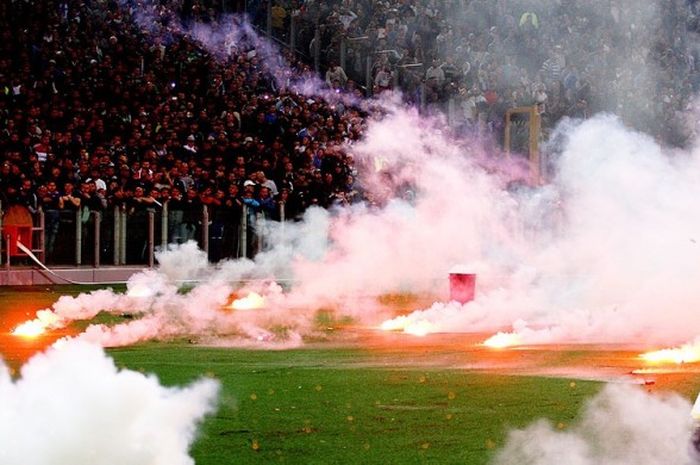 Fan Napoli mengamuk di Olimpico saat mengetahui rekan mereka ditembak saat final Coppa Italia, 3 Mei 2014.