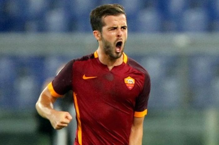  Pemain AS Roma, Miralem Pjanic, merayakan gol saat timnya melakoni partai Serie A melawan Empoli di Stadio Olimpico, Roma, 17 Oktober 2015.