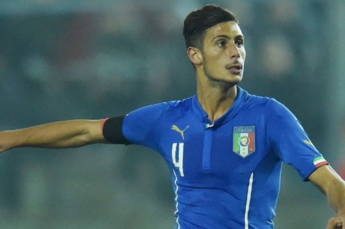 Rolando Mandragora, saat membela tim nasional Italia U-21 menghadapi Luthuania pada kualifikasi Piala Eropa U-21 2017 di Stadio Teofilo Patini, Castel di Sangro, Italia, pada 17 November 2015.