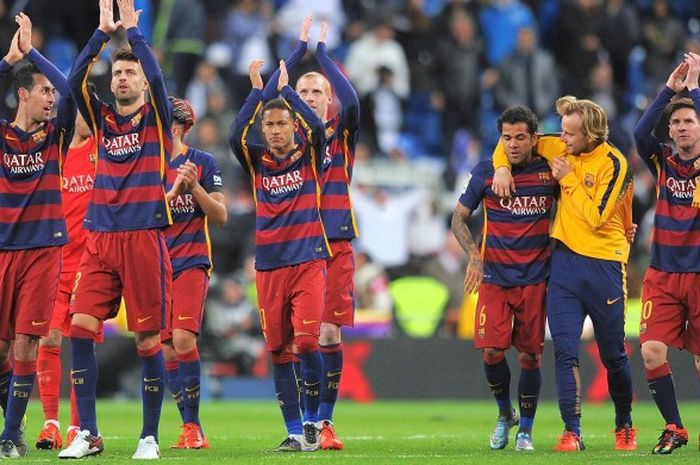 Para pemain Barcelona setelah menjungkalkan Real Madrid dengan skor 4-0 di SantiagoBernabeu pada Sabtu (21/11/2015).