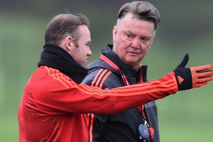 Wayne Rooney (kiri) dan Louis van Gaal berdiskusi ketika melakukan sesi latihan Manchester United di Aon Training Complex, Selasa (24/11/2015), jelang laga lanjutan Liga Champions kontra PSV Eindhoven di Old Trafford. 