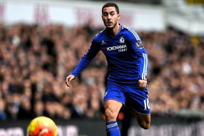 Eden Hazard, saat membela Chelsea menghadapi Tottenham Hotspur si White Hart Lane pada Minggu (29/11/2015).