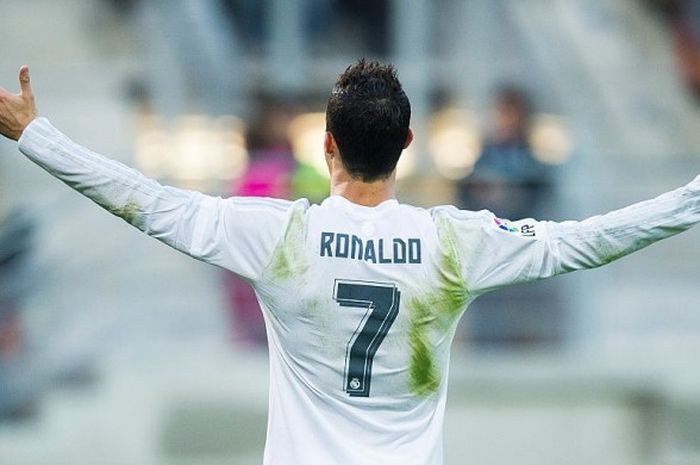 Reaksi Cristiano Ronaldo saat membela Real Madrid menghadapi Eibar dalam lanjutan La Liga 2015-2016 di Estadio Municipal Ipurua, Eibar, Spanyol, pada 29 November 2015.