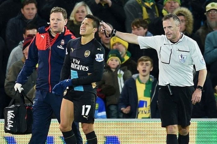 Penyerang Arsenal, Alexis Sanchez, mengerang kesakitan karena mengalami cedera dan Arsenal ditahan imbang 1-1 di markas Norwich City, Minggu (29/11/2015) malam WIB.