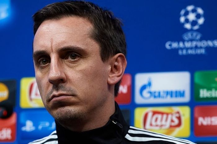 Pelatih baru Valencia, Gary Neville, saat melakukan konferensi pers jelang pertandingan menghadapi Olympique Lyonnais di Paterna Training Centre, Valencia, Spanyol, pada 8 Desember 2015.