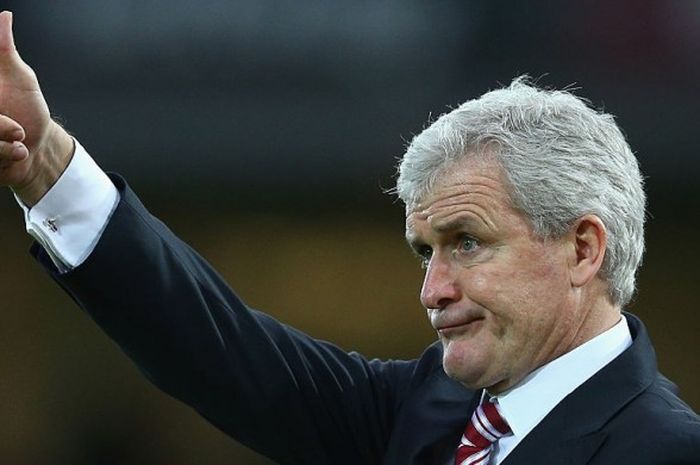 Reaksi Mark Hughes kepada para pemain Stoke City saat menghadapi West Ham United dalam lanjutan Premier League 2015-2016 di Upton Park, London, pada 12 Desember 2015.