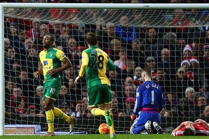 Selebrasi striker Norwich City, Cameron Jerome (kiri), setelah sukses mencetak gol ke gawang Manchester United dalam lanjutan Premier League 2015-2016 di Old Trafford, Manchester, Inggris, pada Sabtu (19/12/2015).