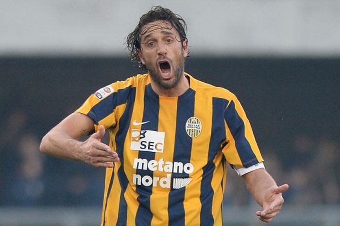 Luca Toni saat membela Hellas Verona menghadapi Sassuolo dalam lanjutan Serie A 2015-2016 di Stadio Marc'Antonio Bentegodi, Verona, Italia, pada 20 Desember 2015.