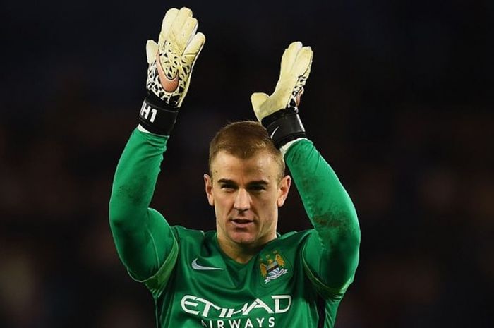 Kiper Manchester City, Joe Hart, memberi sambutan kepada fans usai timnya ditahan imbang Leicester City dengan skor 0-0 di King Power Stadium, Leicester, Inggris, pada Selasa (29/12/2015).